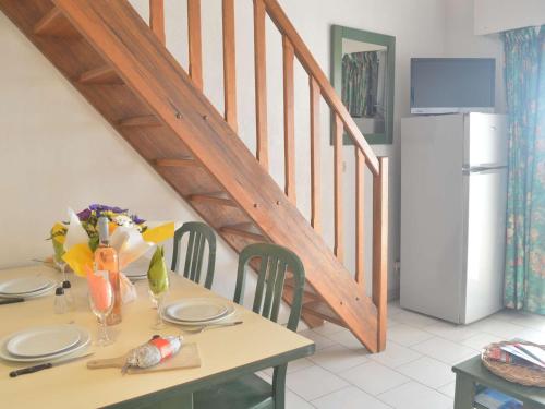 une cuisine avec une table et un escalier dans l'établissement Appart cosy avec mezzanine, terrasse et parking à Fréjus - FR-1-226A-109, à Fréjus
