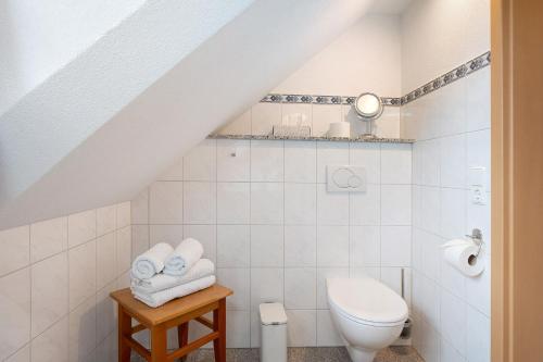 Baño blanco con aseo y lavamanos en Ferienwohnung Atelier, en Bad Bellingen