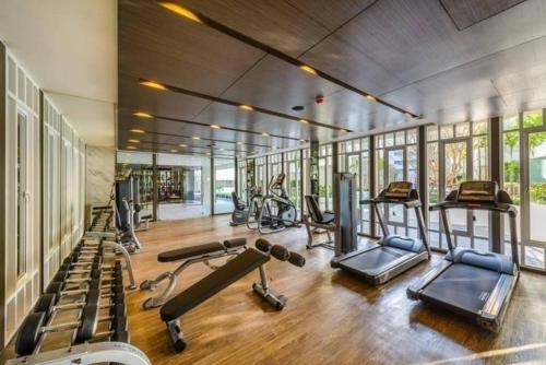 - une salle de sport avec plusieurs tapis de course et appareils de cardio-training dans l'établissement Condominium Phuket Downtown, à Ban Rangeng
