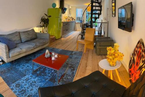 een woonkamer met een bank en een tafel bij City-beach apartment nearby Amsterdam in Hoorn