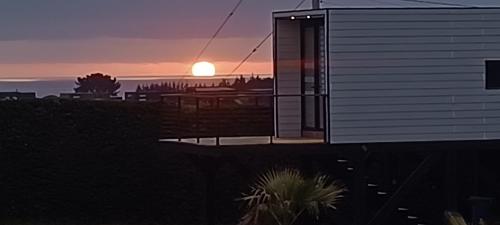 a view of the sunset from the balcony of a house at Parcela PLANA con Casa Vista al Mar y Valle, WIFI, TV CABLE, UBICACIÓN PRIVILEGIADA, Portón Automático, PRIVADA in Matanzas