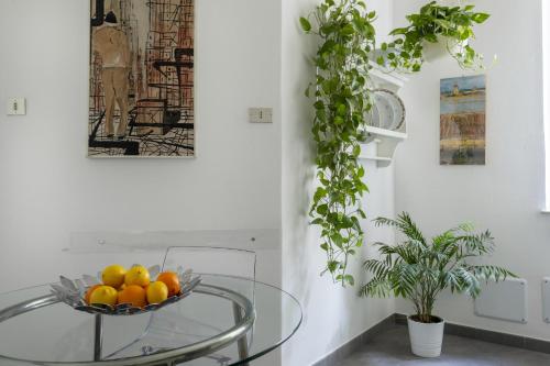 una mesa de cristal con un bol de fruta. en Le case di Frelli, en Palermo