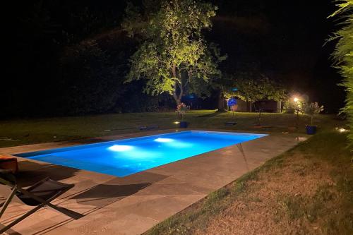 uma piscina num quintal à noite em Villa Giulia - Maison avec Piscine - Bonneville-Sur-Touques em Bonneville-sur-Touques