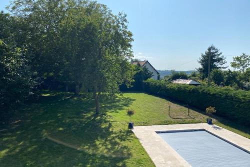 uma vista superior de um pátio com um campo de basquetebol em Villa Giulia - Maison avec Piscine - Bonneville-Sur-Touques em Bonneville-sur-Touques