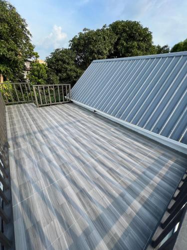 a metal roof on top of a house at Nuttida Resort ณัฐธิดา รีสอร์ท in Ban Khae Taphao