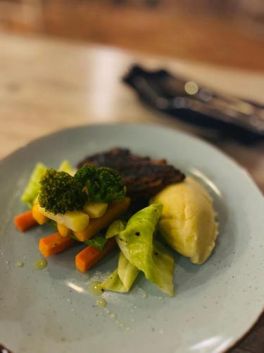 Makanan di atau berdekatan hotel
