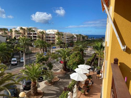 un balcon avec vue sur un parking avec des palmiers dans l'établissement Premium Apartment in Palm Mar, à Palm-mar