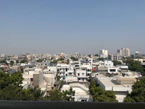 Blick auf eine Stadt mit weißen Gebäuden in der Unterkunft 3BHK Duplex Service Apartment near Riverfront in Ahmedabad