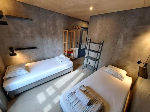 um quarto com duas camas e uma escada em Sardines and Friends Hostel 06 na Póvoa do Varzim