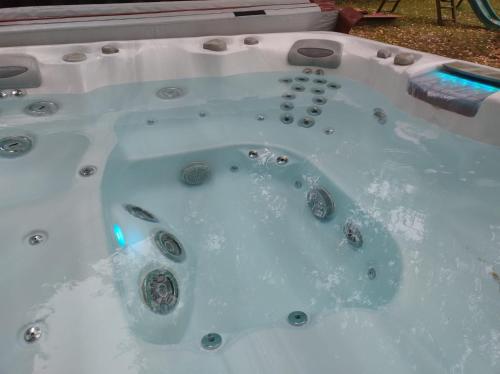 a jacuzzi tub with water in it at Dom w Szkotowie in Januszkowo