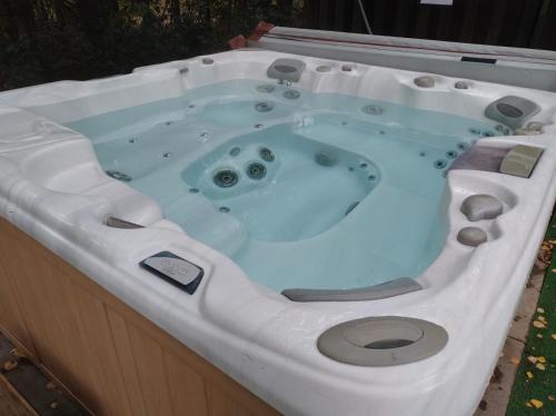 a jacuzzi bathtub with a blue water at Dom w Szkotowie in Januszkowo