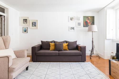 sala de estar con sofá y silla en Ama Apartments, en Lisboa