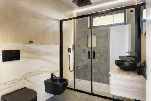 a bathroom with a glass shower and a sink at Luxus Villa La Casaccia mit Meerblick Medulin,Istrien in Medulin