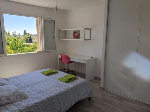 une chambre avec un lit, un bureau et une fenêtre dans l'établissement Charmante villa d.Architecte 200m2 à 20 min de la mer, à Saint-Geniès-de-Fontedit