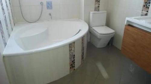 een badkamer met een wit bad en een toilet bij Charmante villa d.Architecte 200m2 à 20 min de la mer in Saint-Geniès-de-Fontedit