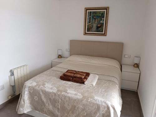 a bed with a brown bag on top of it at Suite Poblamar in Pobla de Montornés