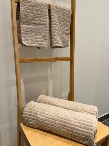 - un porte-serviettes avec 3 serviettes dans l'établissement Copenhagen ToGo, à Copenhague