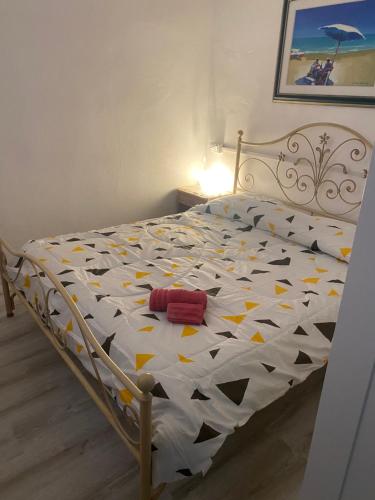 1 cama con edredón blanco y negro con estrellas amarillas en Casa Elisa, en Bellaria-Igea Marina