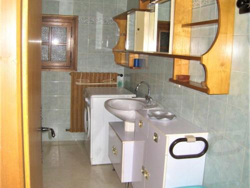 une petite salle de bain avec un lavabo et des toilettes dans l'établissement Appartement cosy au Grand-Bornand, proche centre, ski et navette - FR-1-467-40, au Grand-Bornand