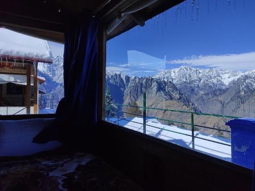 Poppy Resorts Auli في جوشيماث: نافذة في غرفة مطلة على الجبال