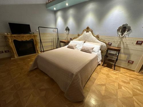 Un pat sau paturi într-o cameră la In Centro Lovely Home