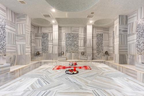 duży pokój z dużą marmurową podłogą w obiekcie Mirada Del Lago w mieście Erciyes