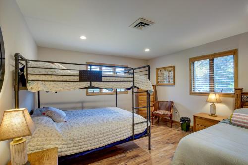 een slaapkamer met 2 stapelbedden bij Charming Clintonville Retreat - Relax and Kayak! in Clintonville