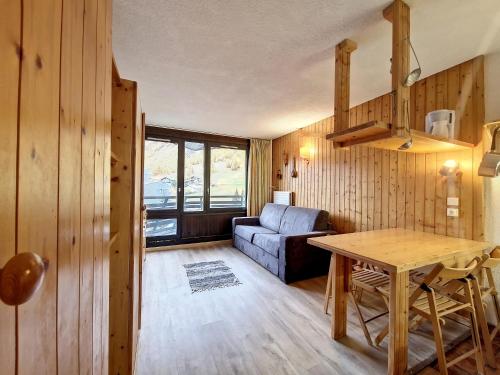un salon avec un canapé et une table dans l'établissement Studio confortable • La Daille • Balcon sud • Ski aux pieds • WIFI - FR-1-518-96, à Val dʼIsère