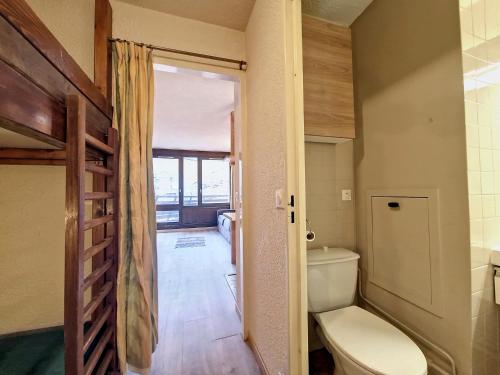 La salle de bains est pourvue de toilettes. dans l'établissement Studio confortable • La Daille • Balcon sud • Ski aux pieds • WIFI - FR-1-518-96, à Val dʼIsère