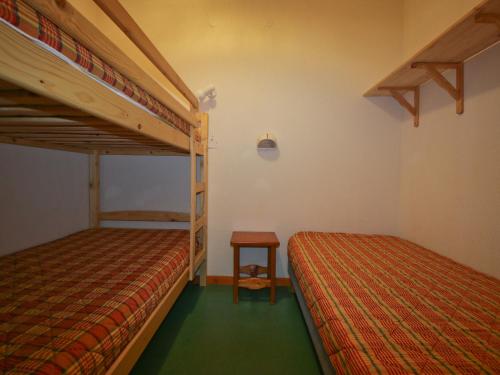 a bedroom with two bunk beds and a table at Appartement Saint-François-Longchamp, 2 pièces, 6 personnes - FR-1-635-101 in Saint-François-Longchamp