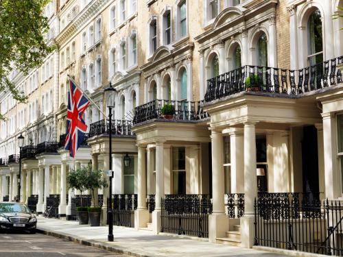un edificio con una bandera británica delante de él en Knightsbridge Hotel, Firmdale Hotels, en Londres