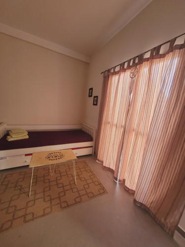 a room with a bed and a window with curtains at Departamento Génesis, 1er piso in Chilecito