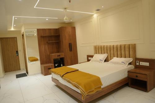 um quarto com uma cama grande num quarto em HOTEL MKR GRAND em Kottapeta
