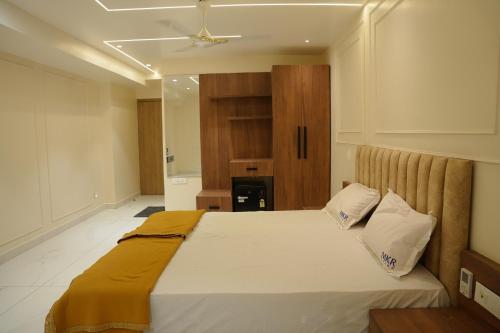 um quarto com uma cama grande e 2 almofadas em HOTEL MKR GRAND em Kottapeta