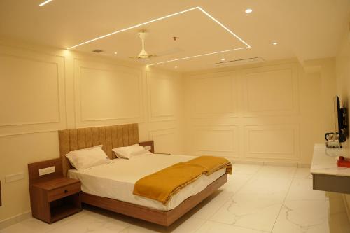 um quarto com uma cama e um tecto em HOTEL MKR GRAND em Kottapeta