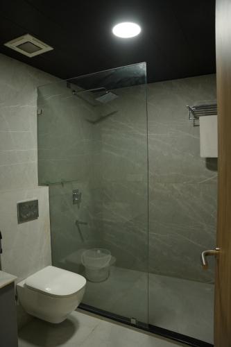 Un baño de HOTEL MKR GRAND
