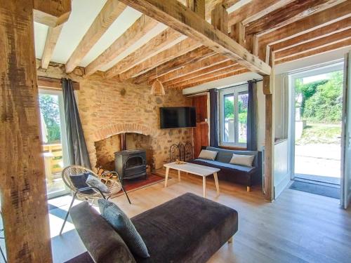 Una sala de estar con un sofá y una chimenea. en CAMPAGNE, en Saulieu