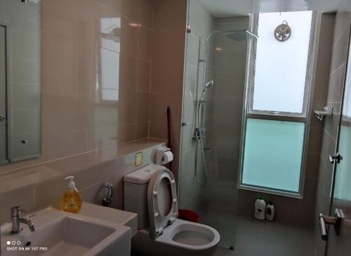 y baño con lavabo, aseo y ducha. en Leisure homestay@Sutera Avenue 2-1007, en Kota Kinabalu