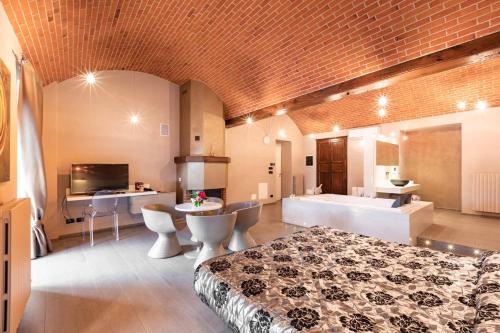 Habitación grande con cama y baño. en Le Lanterne, en Borgo San Dalmazzo
