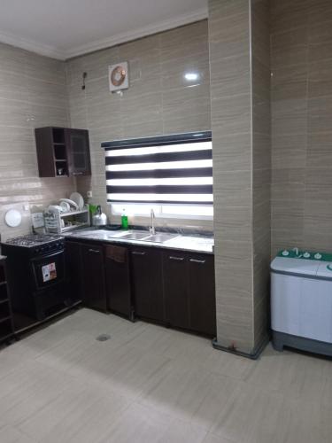 Cuisine ou kitchenette dans l'établissement OD-V!CK'S CLASSIC, Wuse 2 extension, upscale Jahi district WiFi,24hr power,security, dstv
