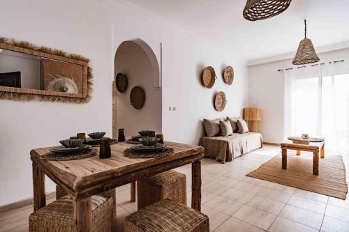 ein Wohnzimmer mit einem Tisch und einem Sofa in der Unterkunft Gueliz New Stylish Apartment Marrakech Sleeps 4 in Marrakesch