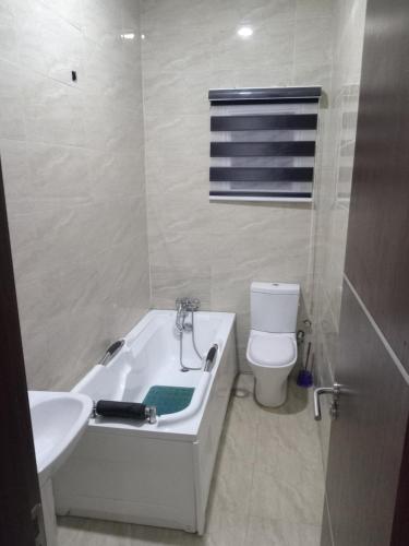 Bathroom sa OD-V!CK'S CLASSIC, Wuse 2 extension, upscale Jahi district WiFi,24hr power,security, dstv
