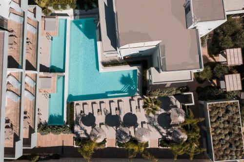 una vista aérea de una piscina en un edificio en Sun City Luxury Apartments, en Asgourou