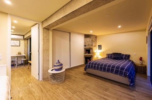- une chambre avec un lit et un bureau dans l'établissement One bedroom apartement with lake view shared pool and enclosed garden at Santa Cruz do Douro, à Santa Cruz do Douro