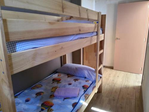 een slaapkamer met 2 stapelbedden in een kamer bij Calma i descans a Begur in Begur
