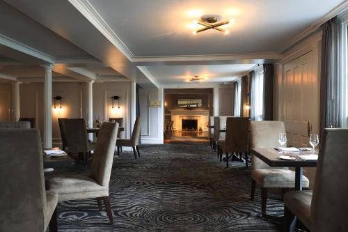 een eetkamer met tafels en stoelen en een plafond bij Equinox Resort Residences in Manchester