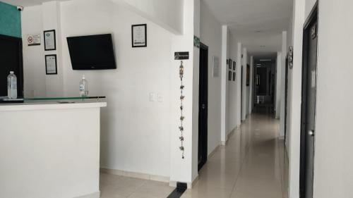 um corredor de um hospital com uma televisão na parede em Hotel Bellagio em Barrancabermeja
