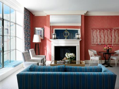 Ruang duduk di Crosby Street Hotel