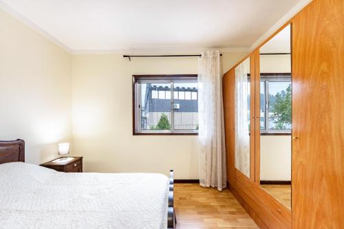 a bedroom with a bed and a window at Casa T1 Área Metropolitana do Porto in Carregosa