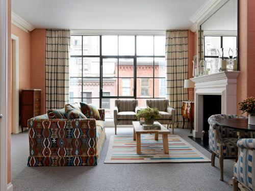 Ruang duduk di Crosby Street Hotel